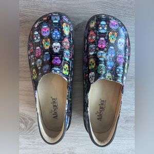 Women’s 39 Alegria Multicolor Sugar Skull Pattern Clogs